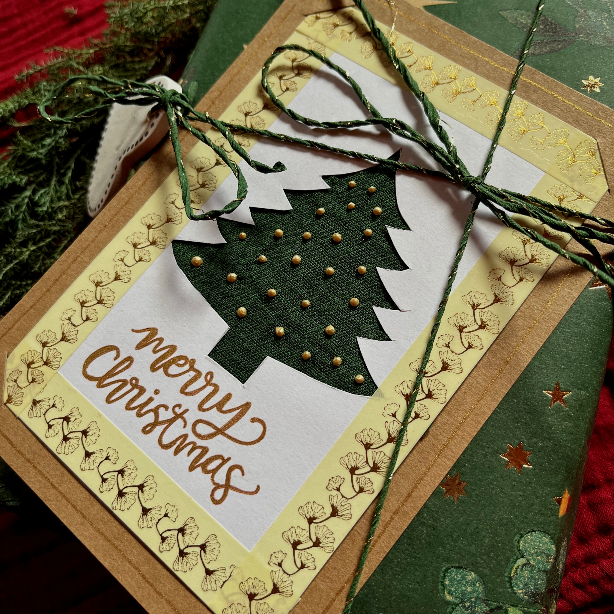 Festliche Upcycling-Weihnachtskarten mit Stoffresten