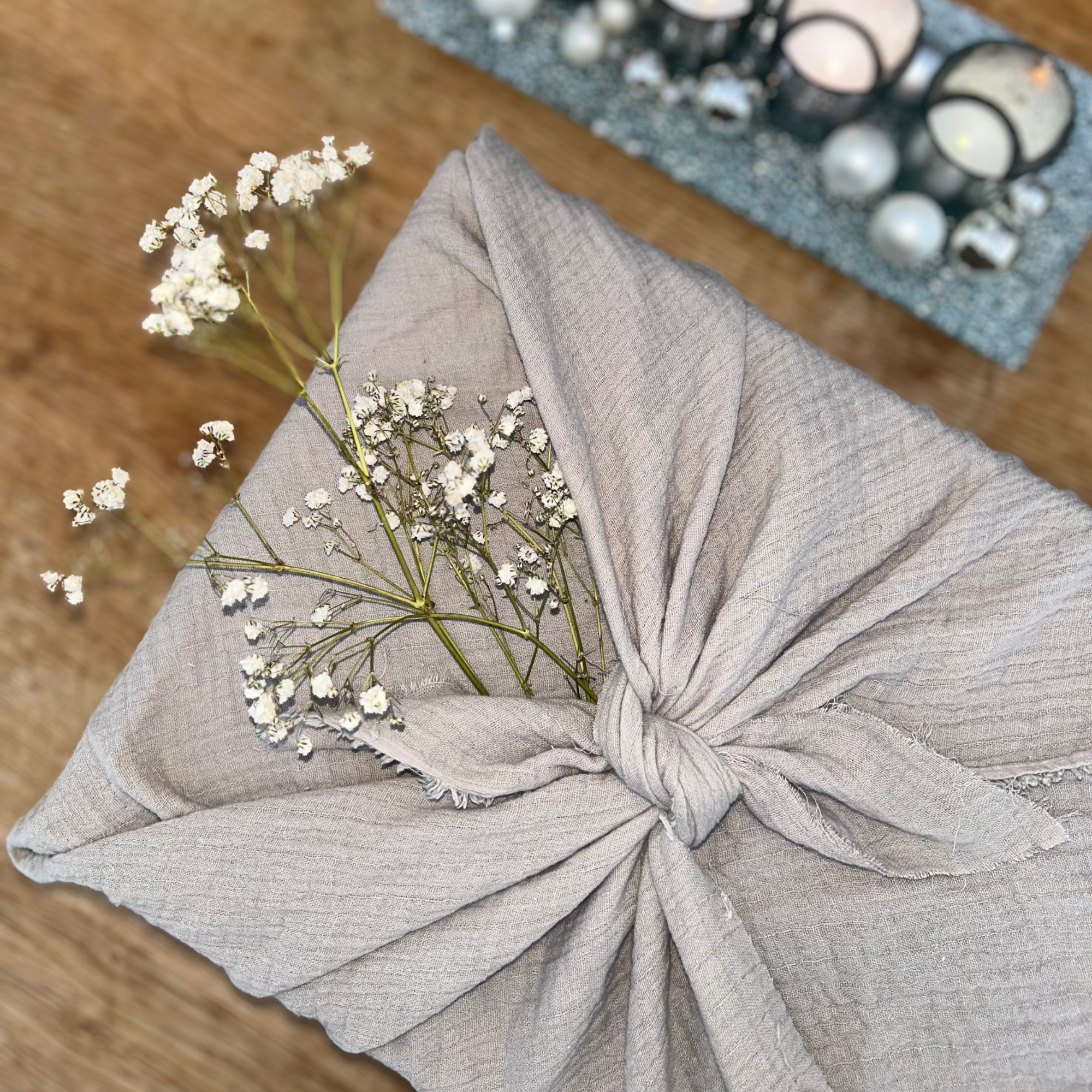 Geschenke mit Musselin Stoffresten verpacken