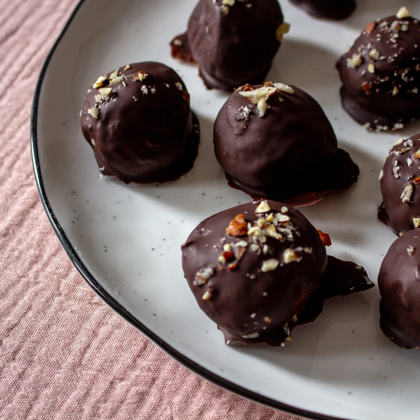 Der perfekte Snack für die Pause: Schoko Haselnuss Cookie Dough Balls