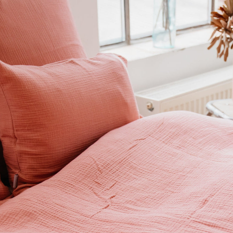 Musselin Bettwäsche im Schlafzimmer in schönem Blau