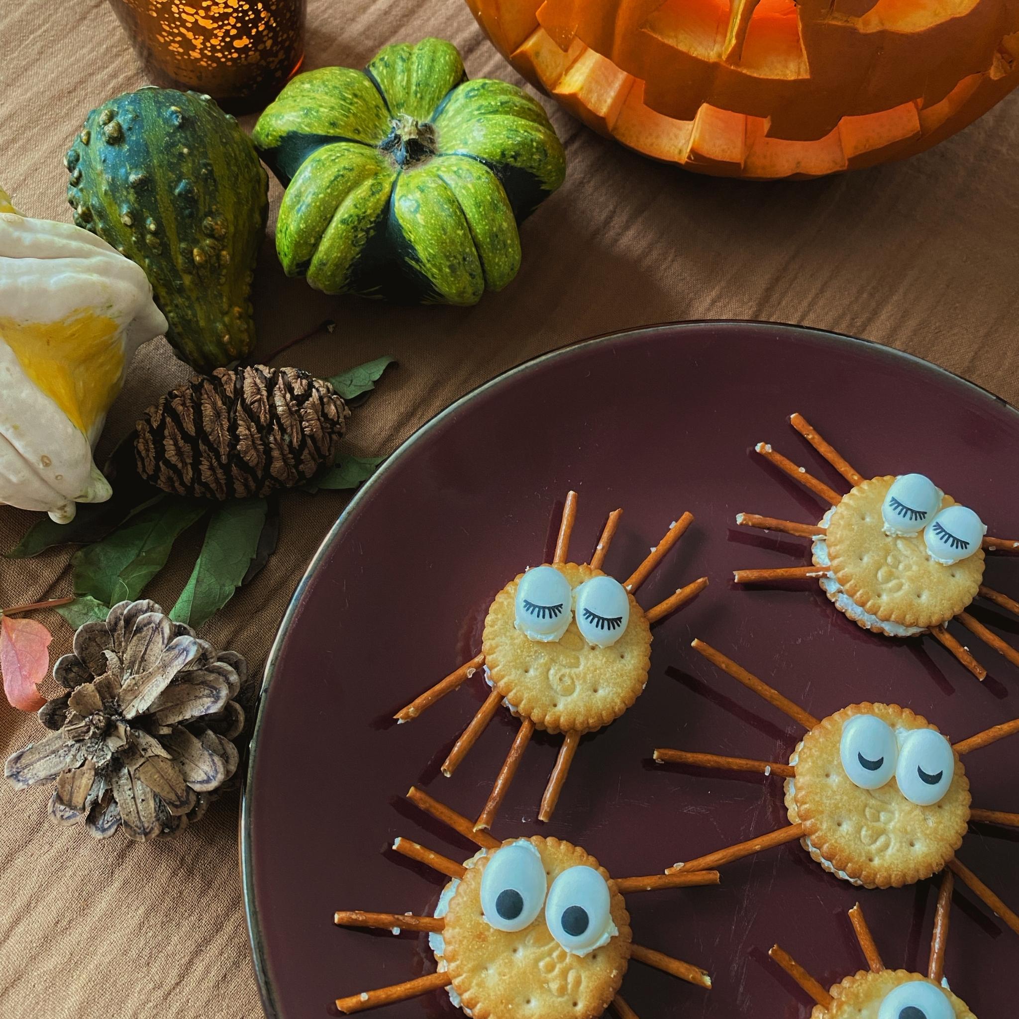 Halloween DIYs: Einfache Spinnencracker und süße Deko-Girlande