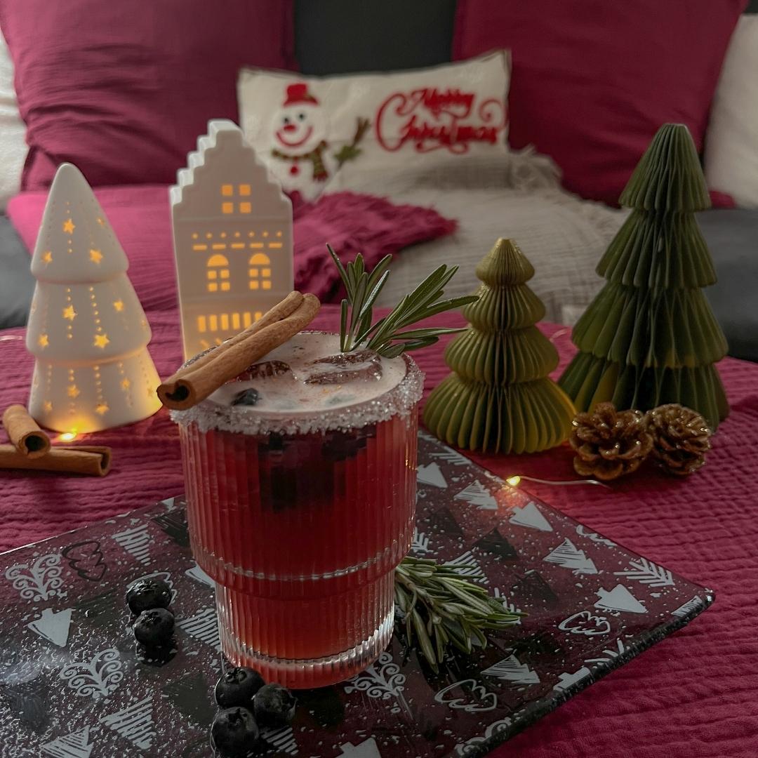 Weihnachtlicher Heidelbeer-Mocktail mit Zimt