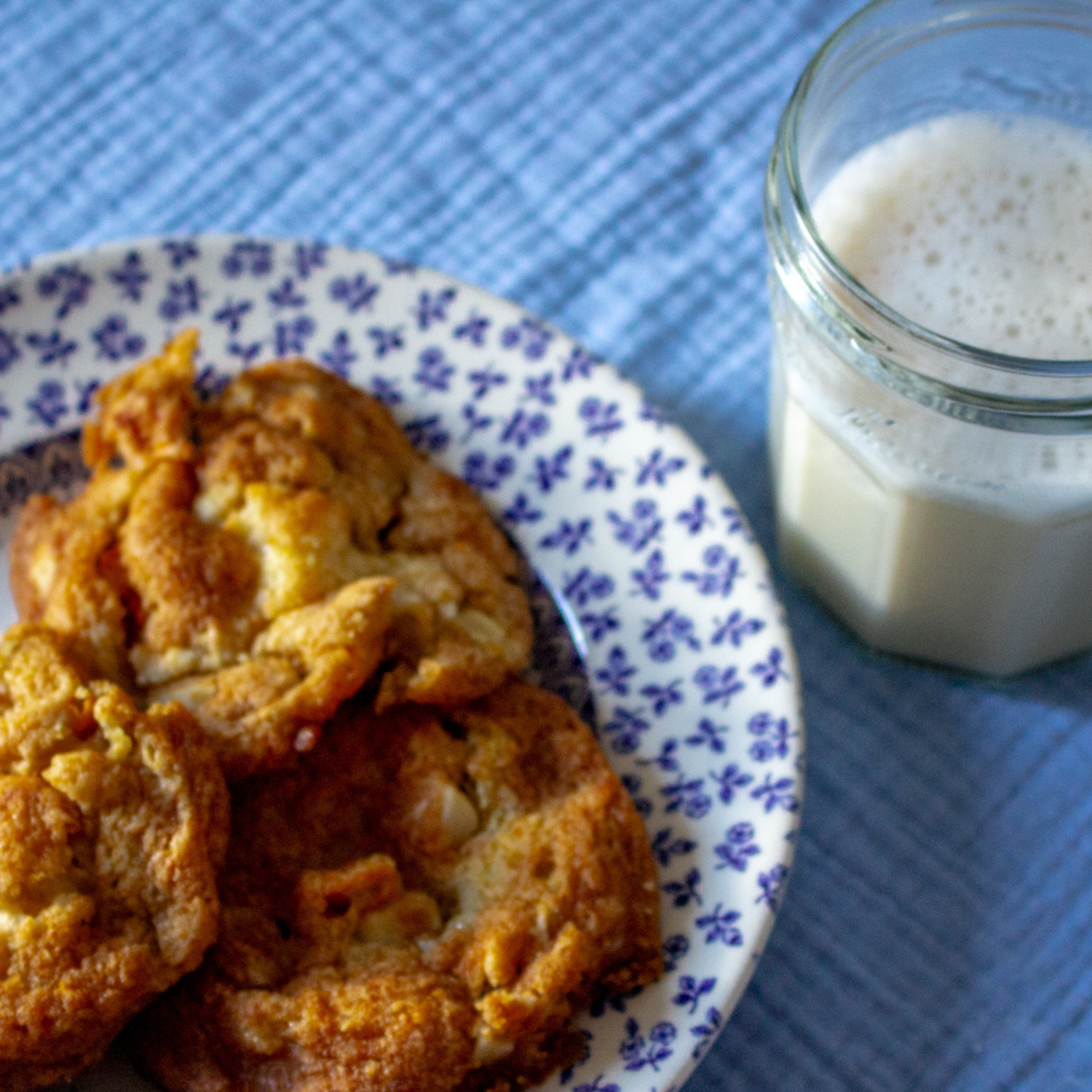Vegane Mango Macadamia Kekse mit weißer Schokolade