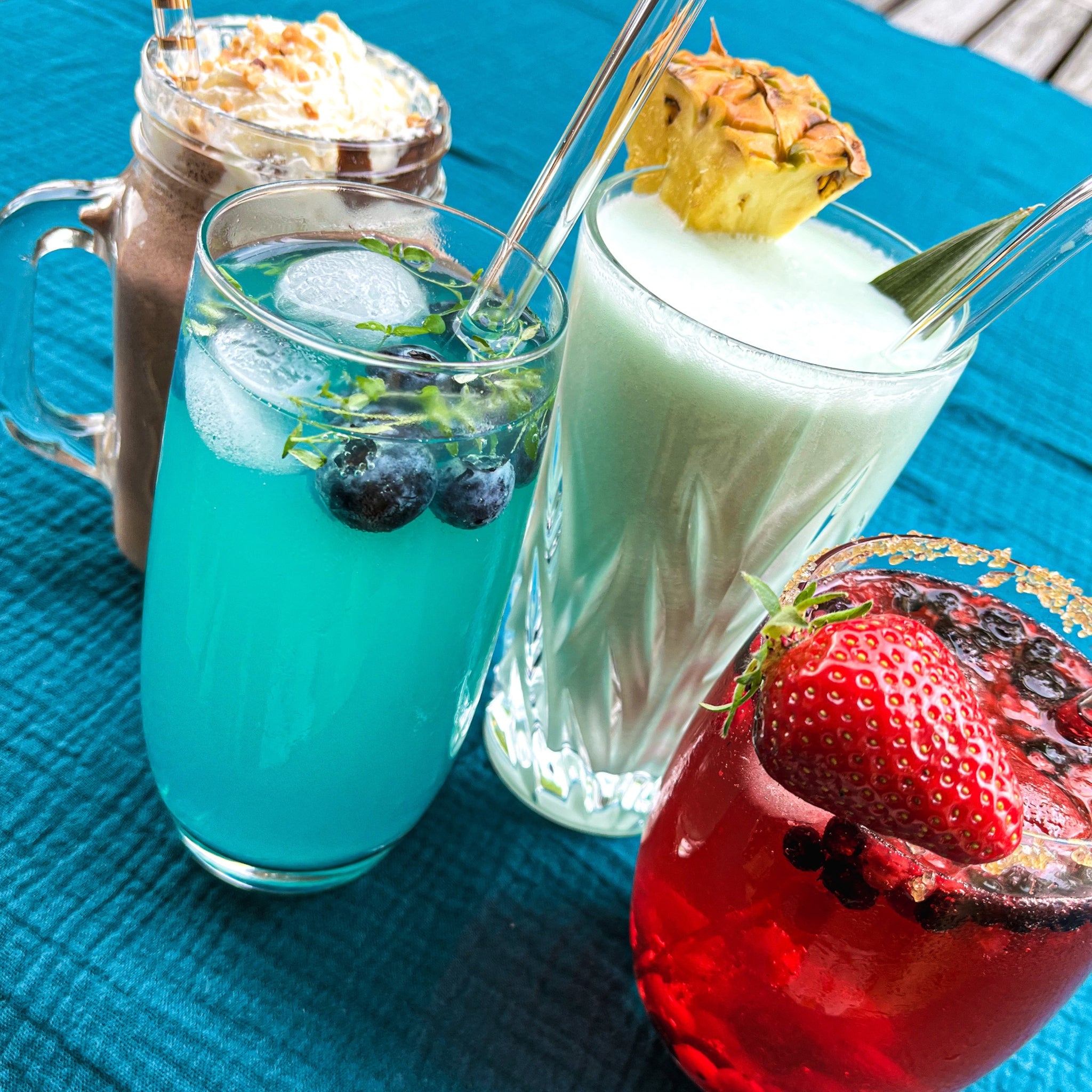 Welt-Cocktail-Tag: vier (alkoholfreie) Drinks in unseren Kollektionsfarben