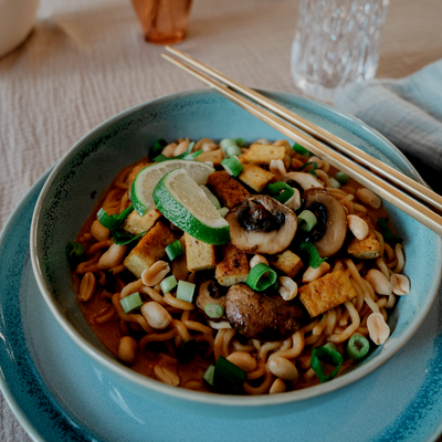 Veganes Erdnuss-Ramen: Comfort-Food in einer Bowl