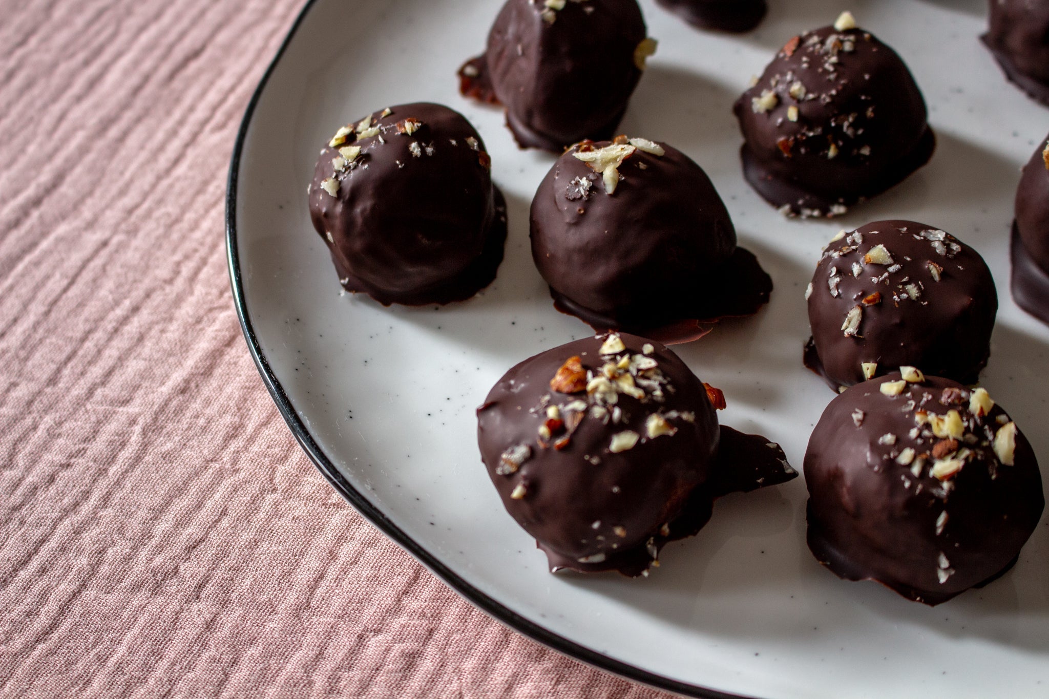 Der perfekte Snack für die Pause: Schoko Haselnuss Cookie Dough Balls