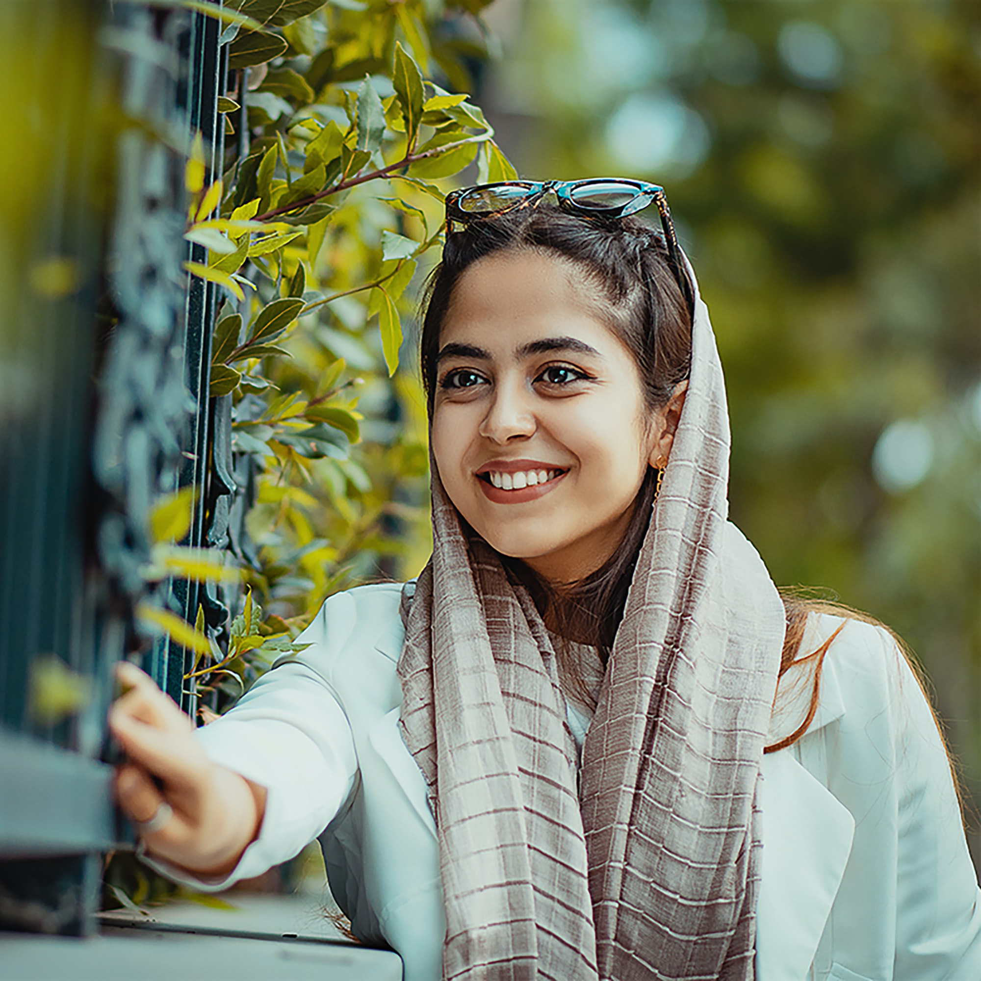 Junge Frau mit Kopftuch