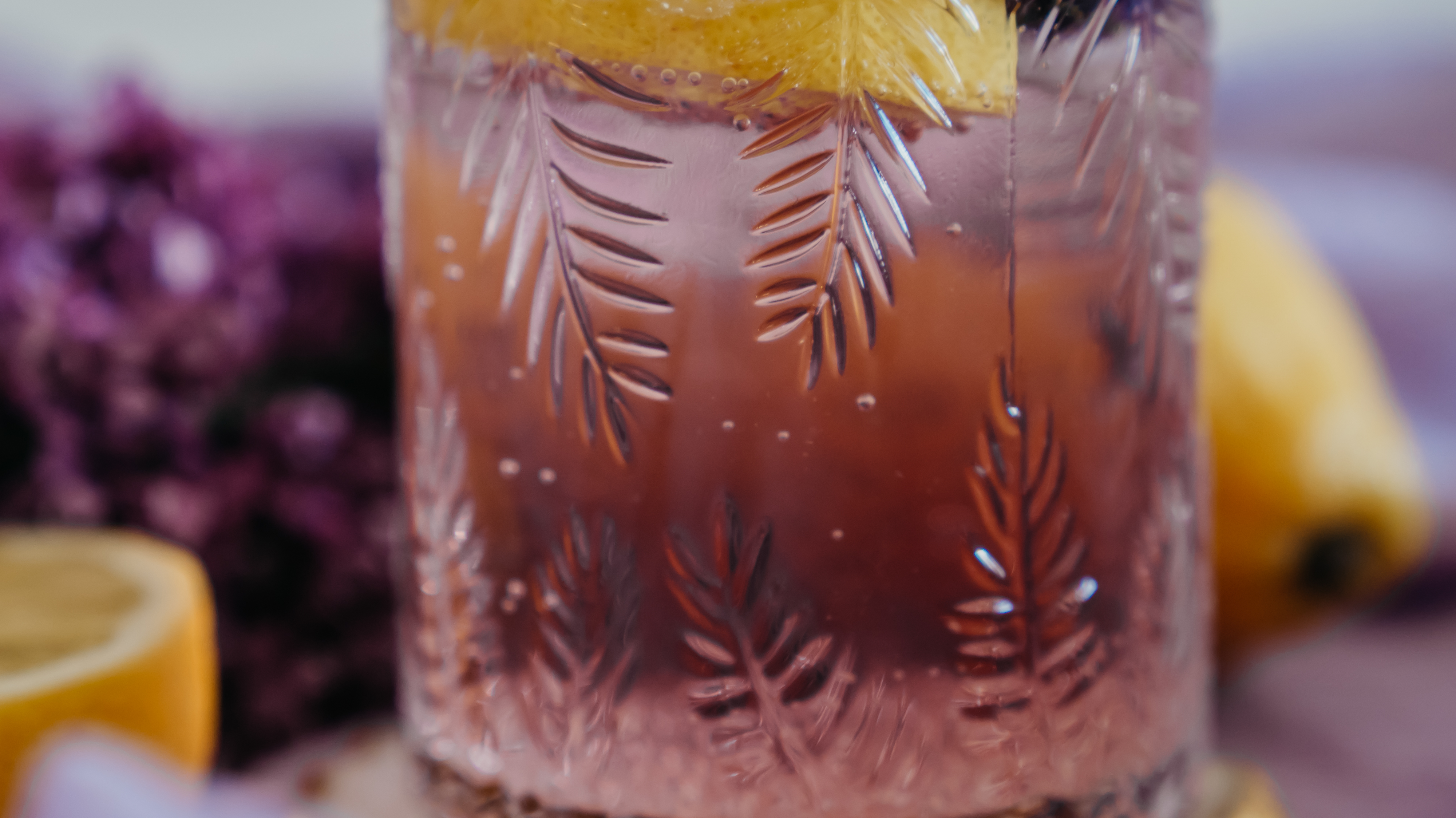 Lilac Drink mit fruchtigem Fliedersirup