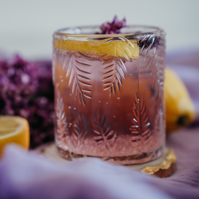 Lilac Drink mit fruchtigem Fliedersirup