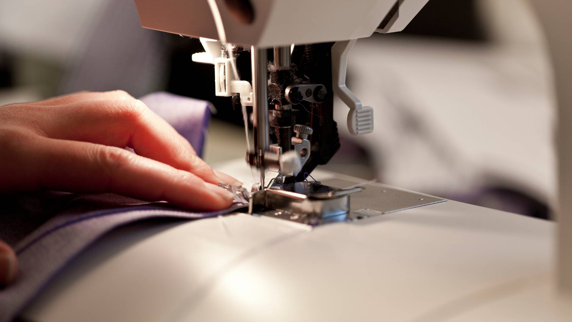 Nahaufnahme einer Nähmaschine beim Vernähen von Musselin Stoff – perfekte Basis für DIY Stoffservietten