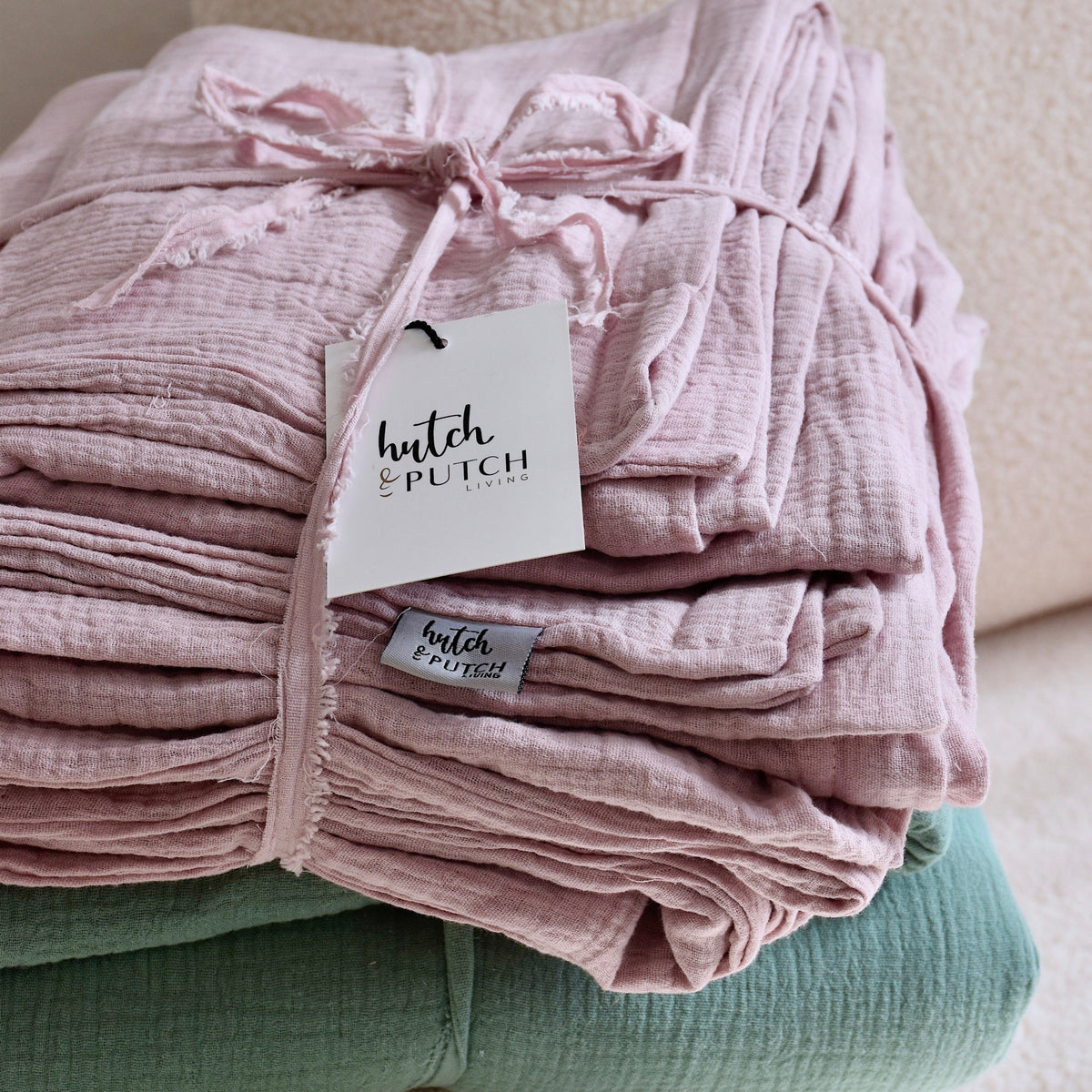 Gefaltete Musselin-Bettwäsche in Mauve mit hutch&putch-Etikett