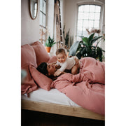Musselin-Bettwäsche in der Farbe Altrosa Frau und Kind