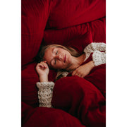 Musselin-Bettwäsche Farbe Cranberry Frau auf Bett
