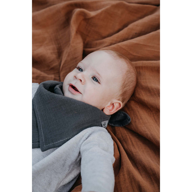 Musselin-Halstuch Anthrazit Tragebild Baby auf Decke