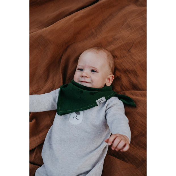 Musselin-Halstuch Tannengrün Tragebild Junge liegt auf Decke