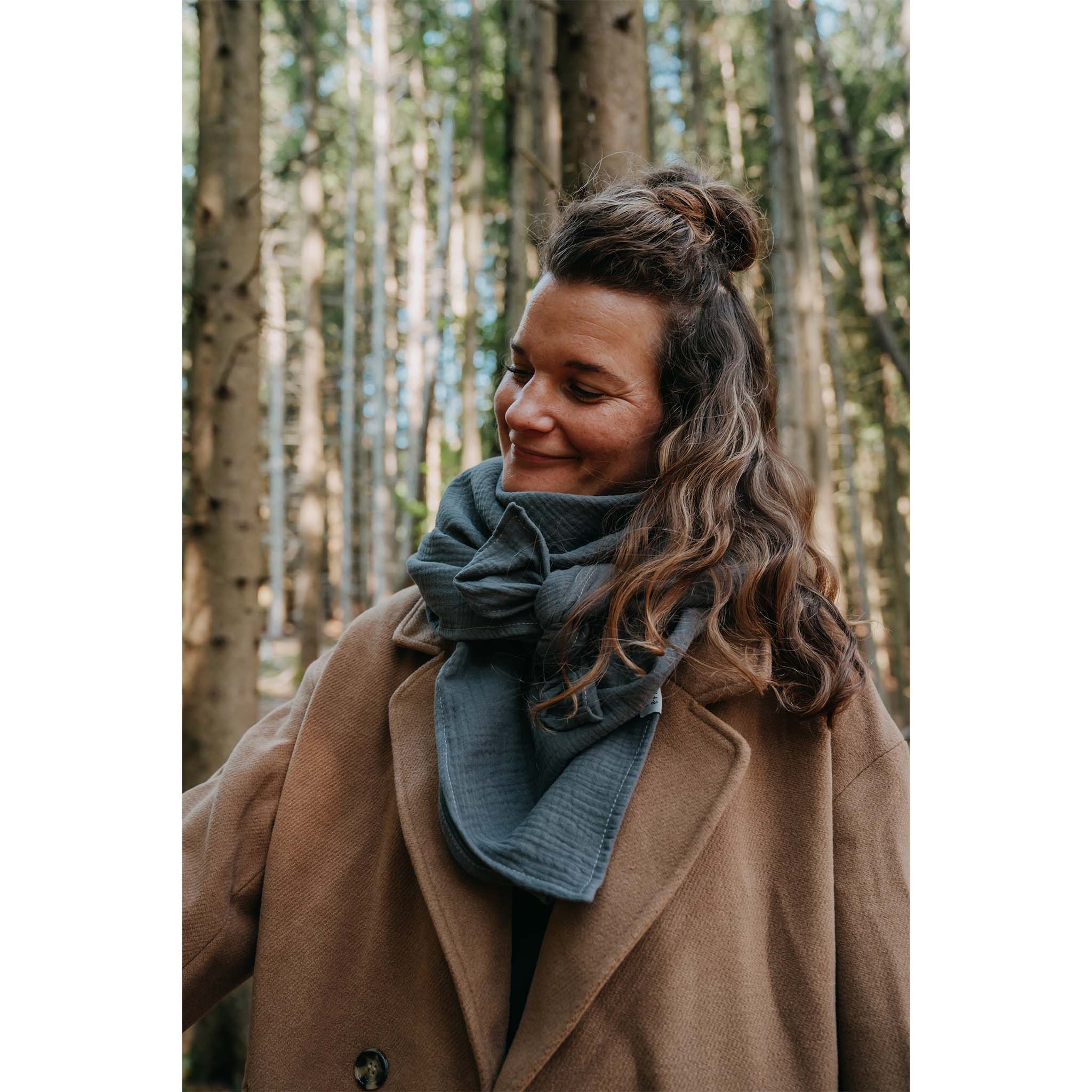 Musselin-Halstuch in der Farbe Anthrazit Tragebild Frau im Wald