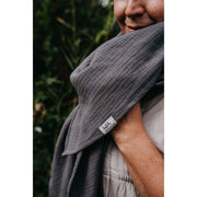 Musselin-Halstuch in der Farbe Anthrazit Detail Frau vor Schilf