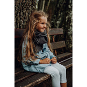Musselin-Halstuch Anthrazit Tragebild Mädchen sitzt auf Bank