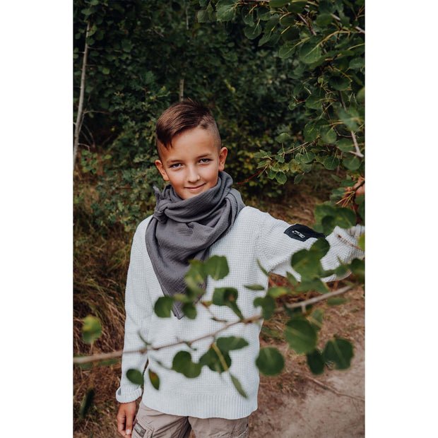 Musselin-Halstuch Anthrazit Tragebild Junge steht an Baum