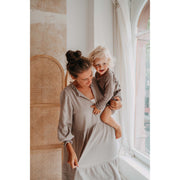 Musselin Kleid Stein Tragebild 01 Mutter mit Kind auf Arm