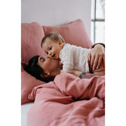 Musselin-Kopfkissen in der Farbe Altrosa Moodbild 01 Frau und Kind in Bett