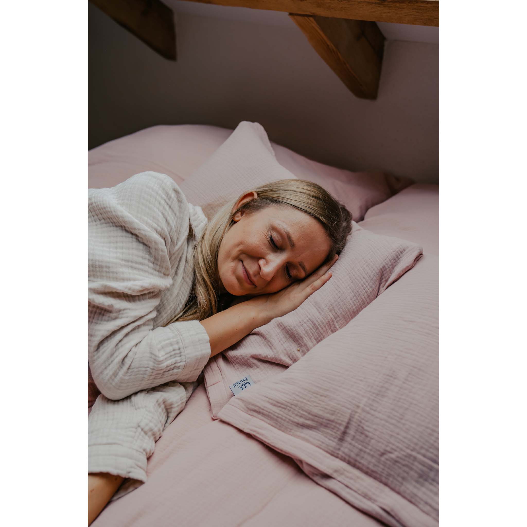Musselin-Kopfkissen in der Farbe Blush Moodbild 02 Frau in Bett