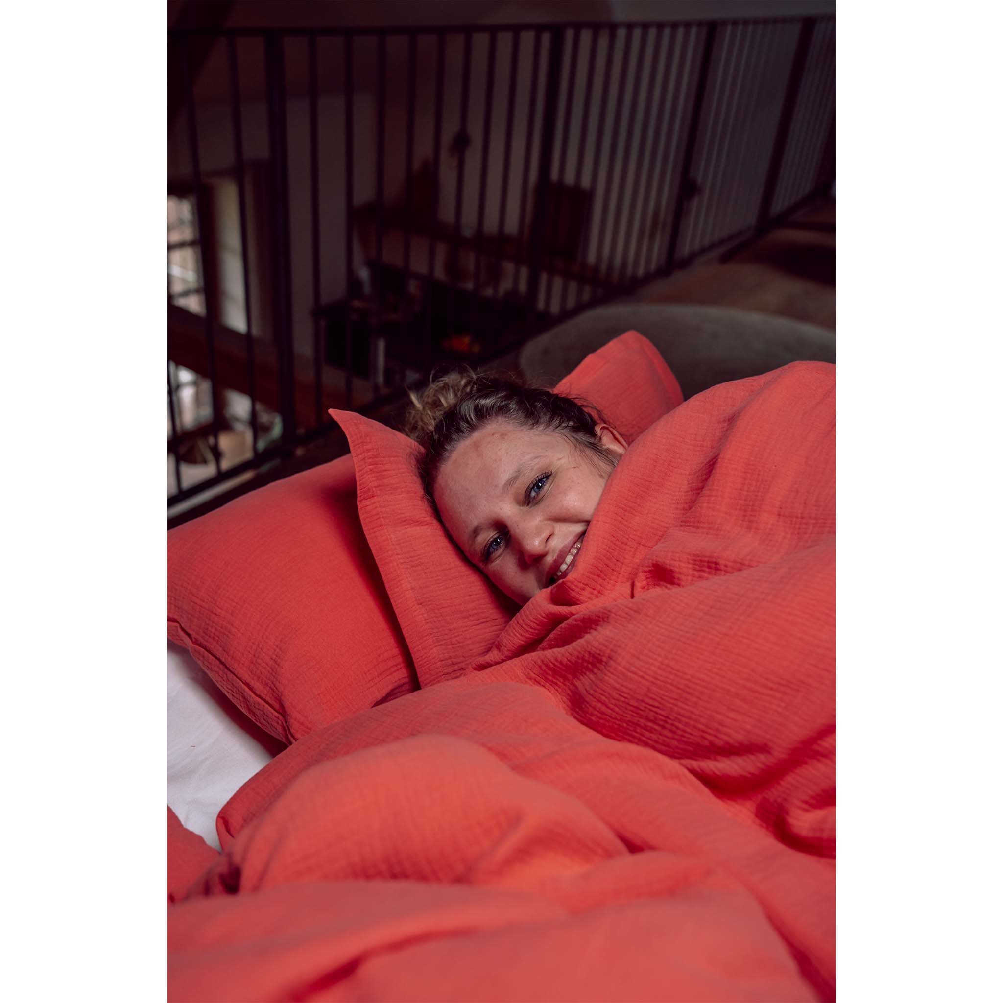 Musselin-Kopfkissen in der Farbe Coral Moodbild 02 Frau in Bett