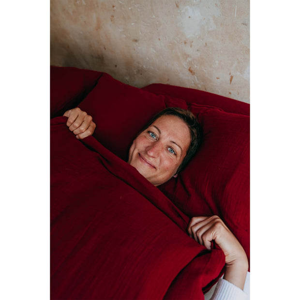 Musselin-Kopfkissen in Cranberry Moodbild 02 Frau in Bett