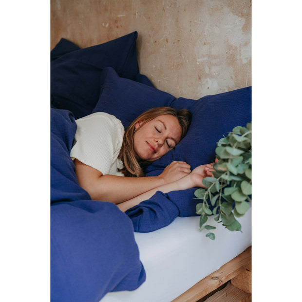 Musselin-Kopfkissen in Indigo Moodbild 02 Frau in Bett