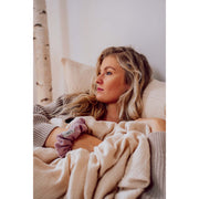 Musselin-Kopfkissen in der Farbe Oat Moodbild 02 Frau in Bett