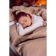 Musselin-Kopfkissen in der Farbe Sand Moodbild 02 Frau in Bett