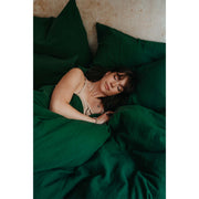 Musselin-Kopfkissen in Tannengrün Moodbild 02 Frau in Bett
