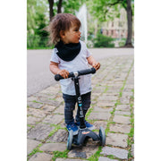 Musselin-Lätzchen Schwarz Tragebild Junge auf Roller