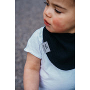 Musselin-Lätzchen Schwarz Tragebild Detail Junge