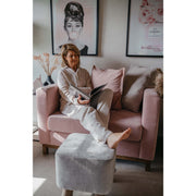 Musselin-Pyjama in der Farbe Beige Frau sitzt auf Couch