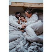 Musselin-Pyjama in der Farbe Beige Familie liegt in Bett