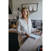 Musselin-Pyjama in der Farbe Beige Frau steht in der Küche