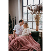 Musselin-Sofadecke Altrosa Tragebild Paar liegt auf dem Sofa