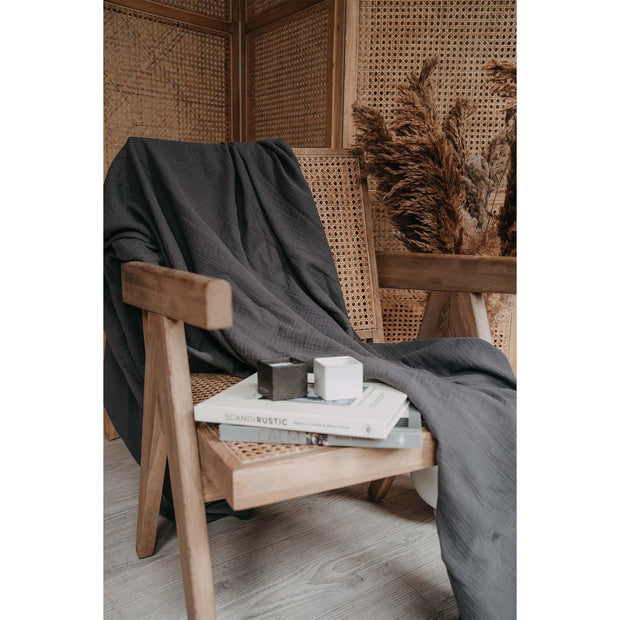 Musselin-Sofadecke Anthrazit Moodbild Decke auf Stuhl