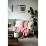 Musselin-Sofadecke Blush in Kombination mit Musselin-Sofakissen Blush auf einem Sofa im Wohnzimmer