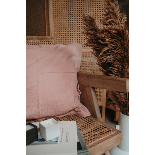 Musselin-Kissen Blush Detail auf Stuhl