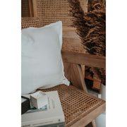 Musselin-Kissen Off-White Detail auf Stuhl